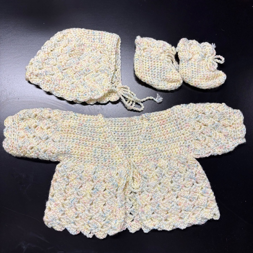 Handmade‎ Crochet Baby Set in Pastel - Picture 4 of 7